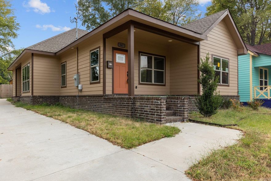 This house was gutted, rebuilt and added on to complete a stunning, move in ready home. Located in the heart of Downtown Little Rock & walking distance of Pettaway Square & Pettaway Park! LOCATION! LOCATION! LOCATION! You'll be minutes away from everything the city has to offer in a very progressive & upcoming neighborhood. 4B/2B, split floor plan, top notch, touch screen appliances & fenced backyard. Don't miss this, schedule showing today!