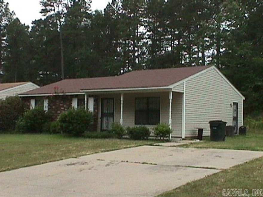 See Show/Agent Remarks: 3BR/2BA House for Rent in Little Rock with approx 1080 SQ FT Kitchen is furnished with elec range, dishwasher & diposal. Washer & elec Dryer hookup. Includes: Carpet, Vinyl floors, Kitchen pantry, blinds, ceiling fans vaulted, Walk-in closet, Exterior Porch, two car pad offstreet. Convenient to: area shopping & restaurants, Hospital-Baptist I630 I430. No Animals