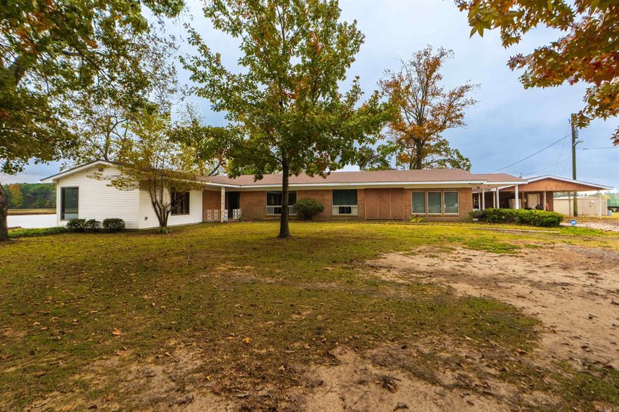 Beautiful rural Arkansas home surrounded by private ponds - What a great place to enjoy the natural state!