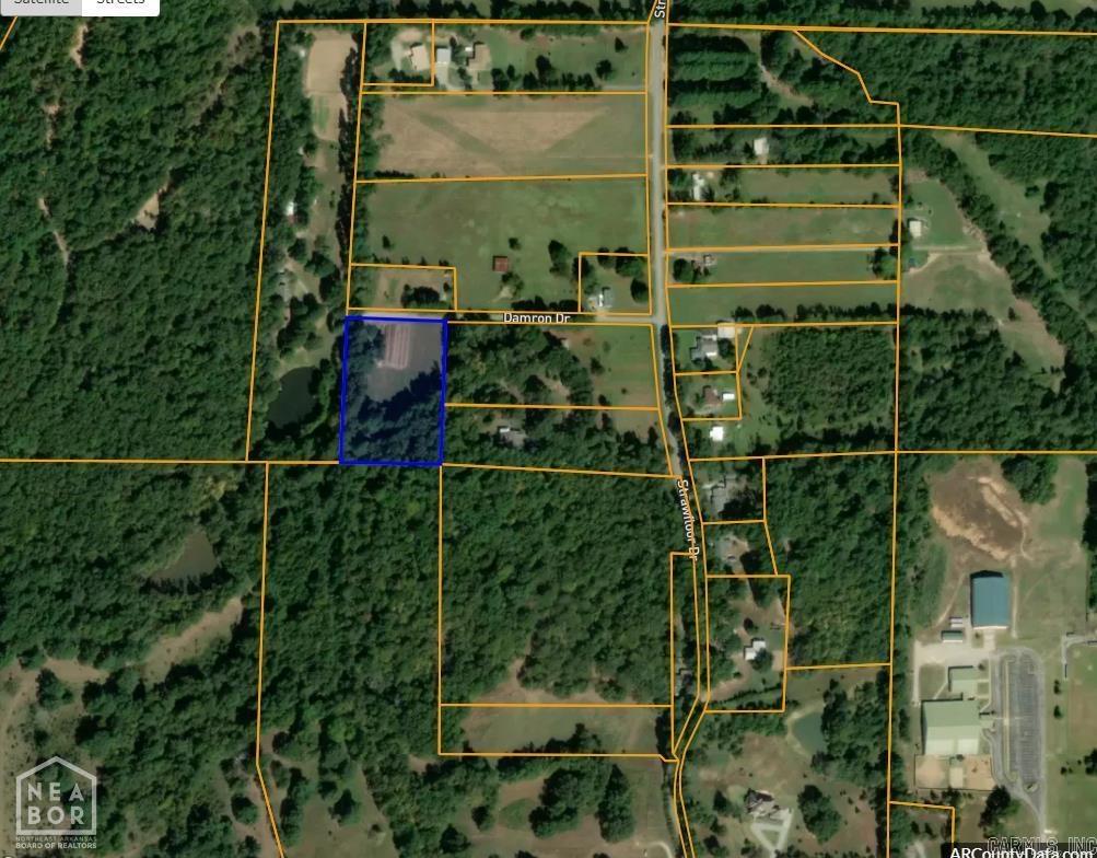 Beautiful 3 acres +/- building lot in a private area off of Strawfloor Road. South of the bypass in Jonesboro! Near Ridgepointe Country Club with abundant wildlife. Located inside the Jonesboro City Limits.
