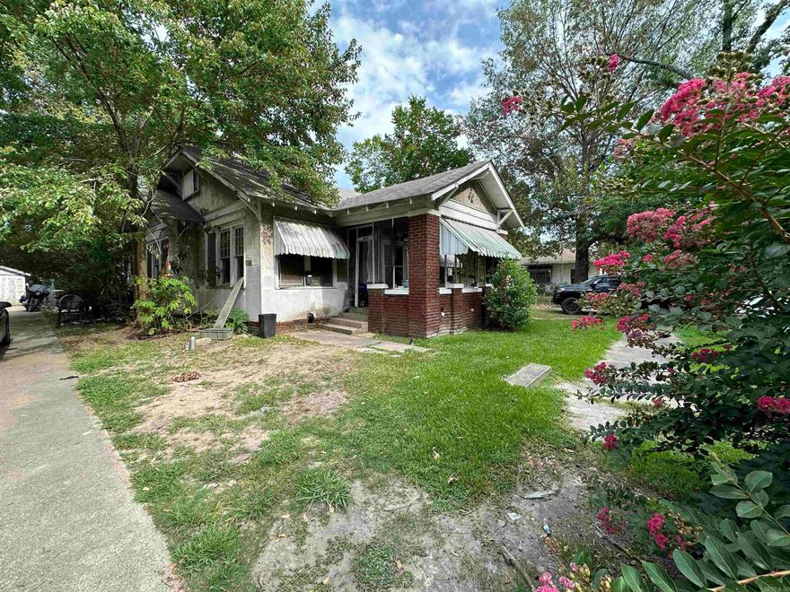 GREAT INVESTMENT OPPORTUNITY! SELLER HAS PRICED THIS HOME TO SELL, AND CURRENTLY HAS A RENTER. CALL TODAY TO SCHEDULE A SHOWING!