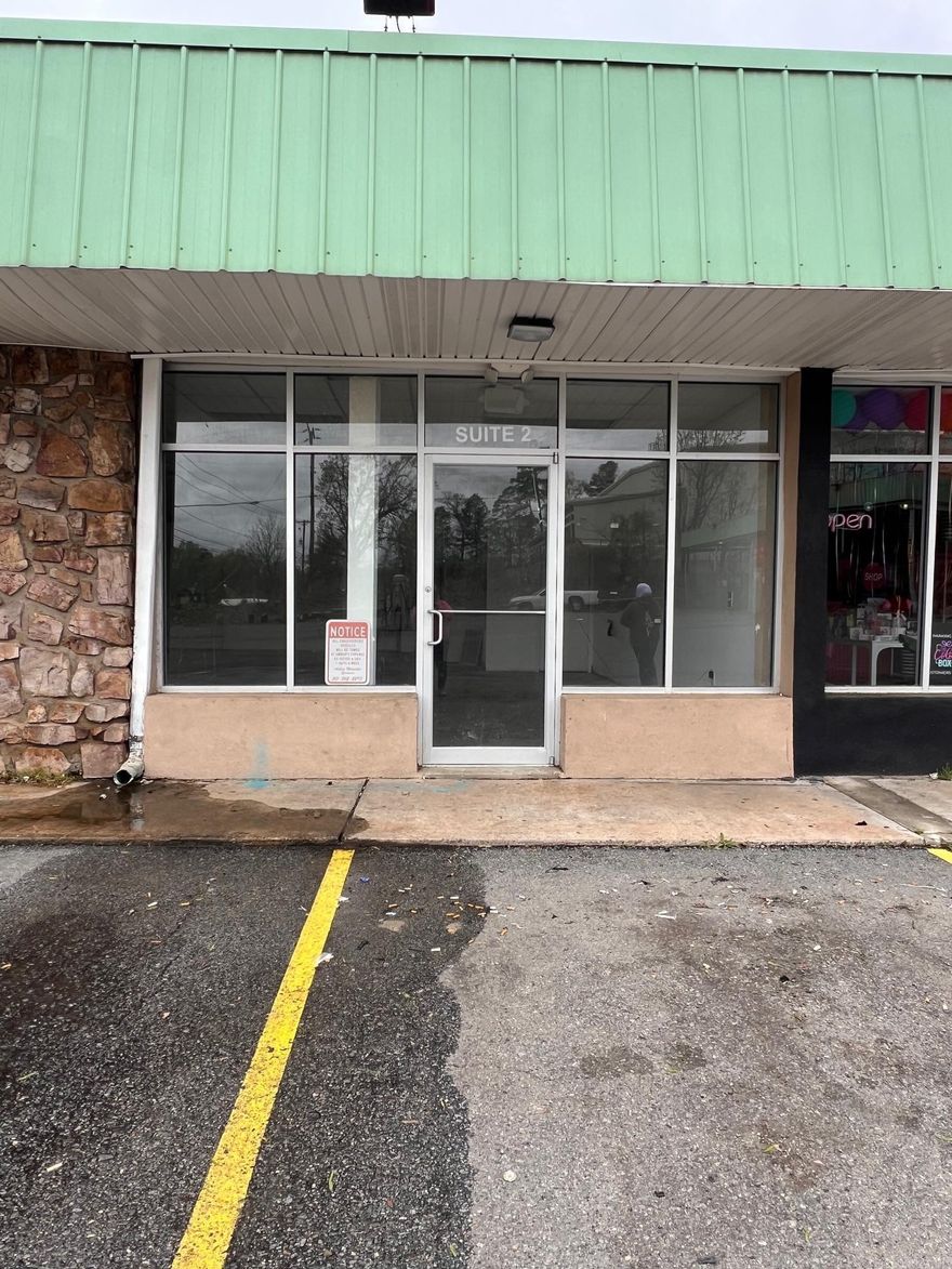 A great opportunity for any business seeking a nice Commercial rental location in a very high trafficked area of Little Rock.  A great location for hair or nail salon, Coffee Shop, Boutique, or Convenience Store. The unit is a blank space for you to do a build out if desired. Must see to visualize the potential.  Schedule your showing to see if this location is a perfect fit for your business.