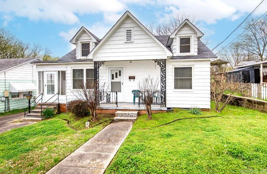 Charming three-bedroom, one-bath home in Benton with ample storage space. Features two screened-in porch areas and a detached garage. Situated on two lots, this property offers a spacious yard and plenty of outdoor space. Close to all shopping areas and abundant dining options. Perfect for those seeking a cozy retreat with room to expand.