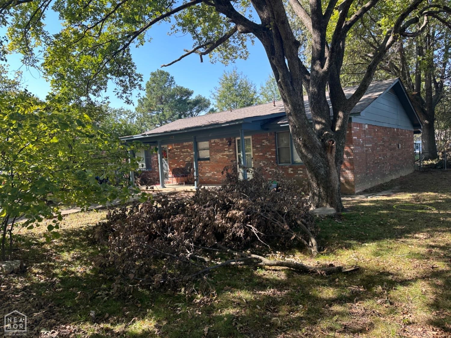 Opportunity! Opportunity! 3 BR /1.5BA and 1 bed 1 bath Duplex. Great cash flow. Low maintenance