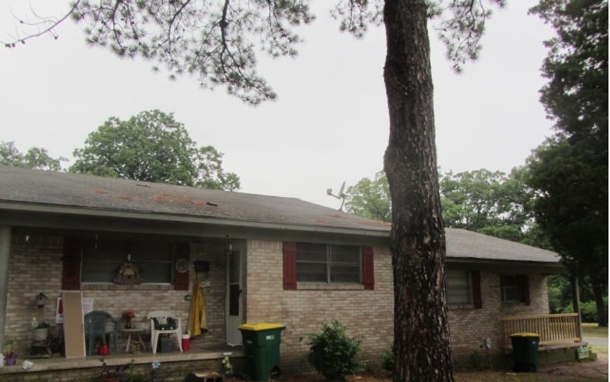 Remodeled on inside 2 year ago. 2 bed 1 bath eachunit. $9,480 annual rent,month to month tenants