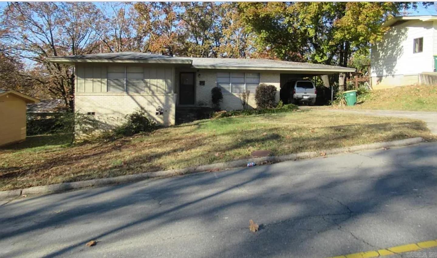 Cozy updated 3 bedroom, 1.5 bath home. This property is Perfect for a Family or Roommates.