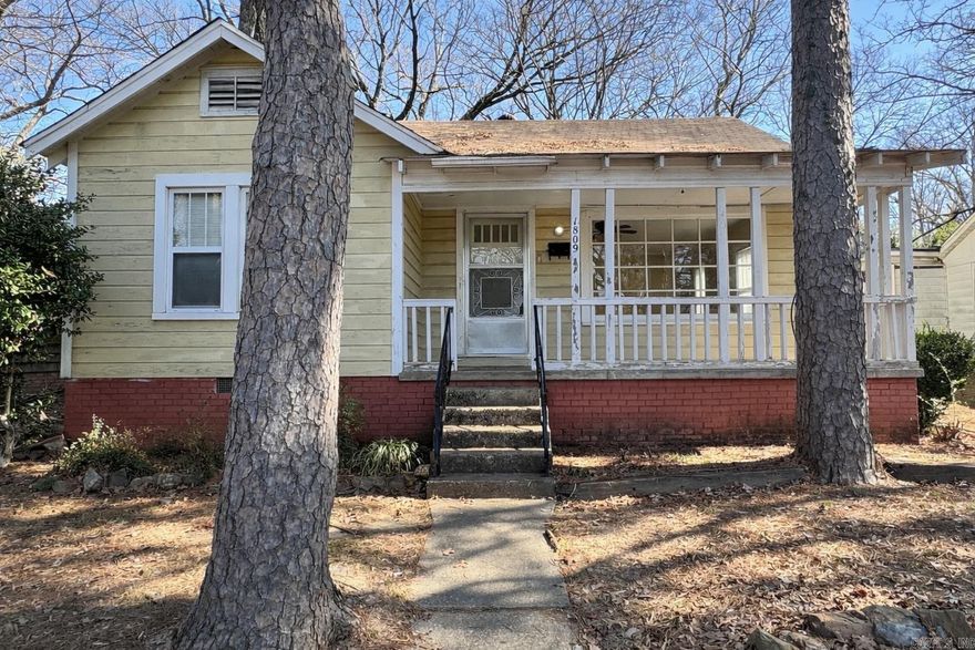Welcome to this super cute 2-bedroom, 1-bathroom home located in the heart of Little Rock, AR. This charming property boasts a no-carpet policy, ensuring easy maintenance and a cleaner living environment. The home comes with a refrigerator, providing convenience and saving you the hassle of purchasing your own. The combination of practical amenities and a desirable location makes this home a fantastic choice for those seeking a comfortable and convenient lifestyle. Don't miss out on this gem in Little Rock, AR.