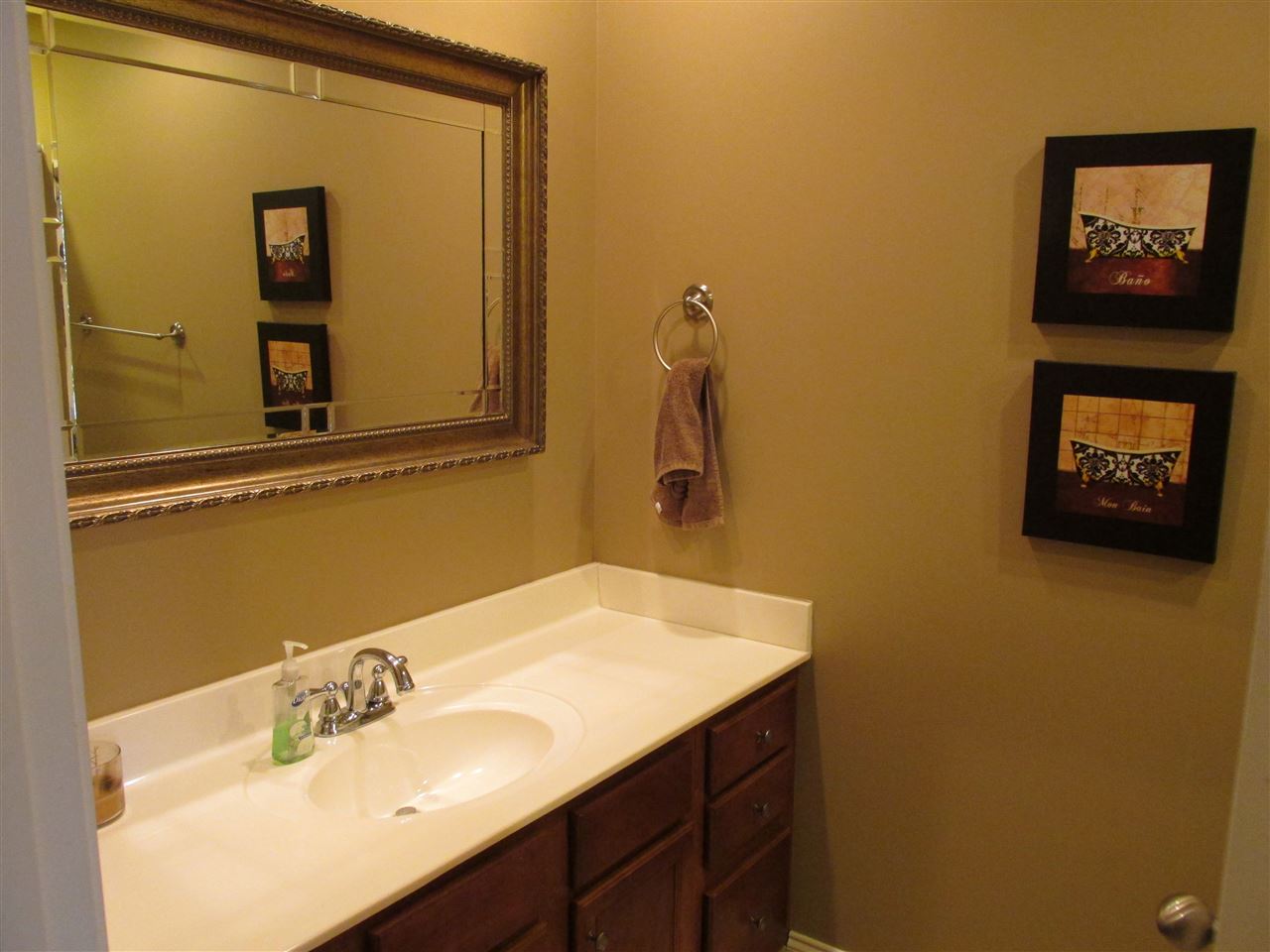 LASSITERS RIVERVIEW - Residential