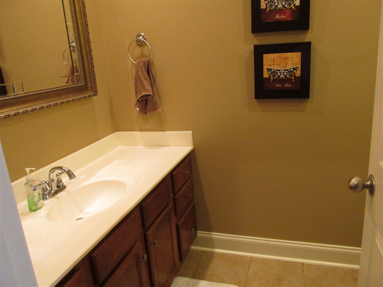 LASSITERS RIVERVIEW - Residential