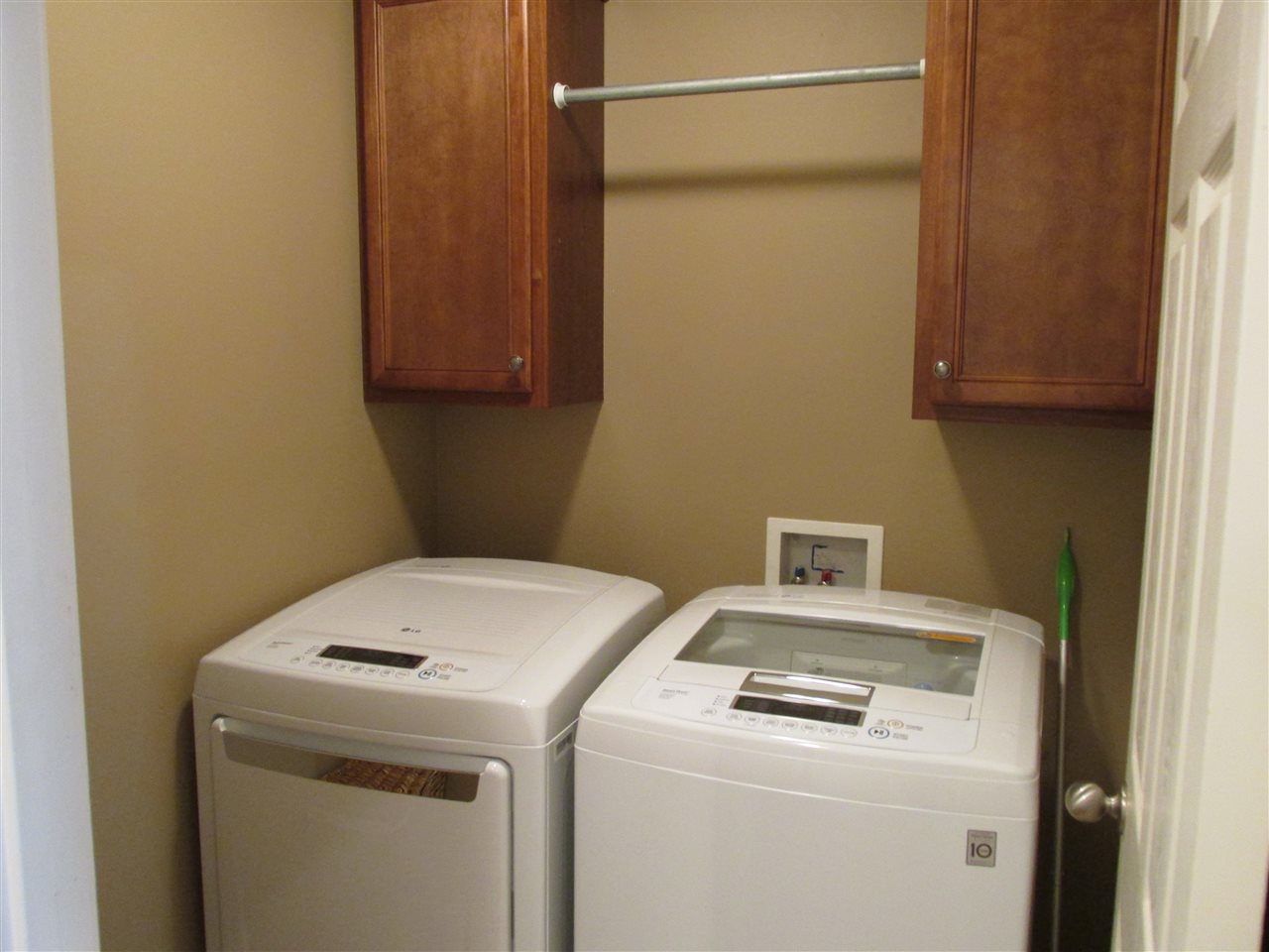 LASSITERS RIVERVIEW - Residential