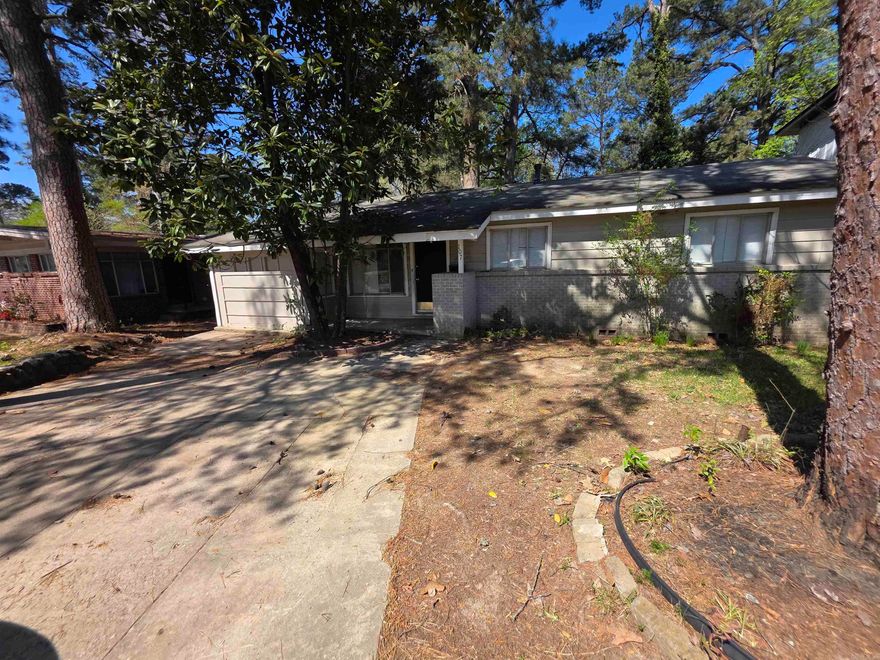 Cute 3BD/1BA in Little Rock that is waiting for you to call home. Close to shopping, dining, and just minutes away from the UALR campus! This property is managed by Hoffman Team so beware of scammers - we will never ask you to Cashapp us money. The lease for this property is for 18 months to 2 years with a 3% increase after the first year. Income must be 3x the amount of rent per month unless you have a housing voucher. Deposit, first month’s rent, and the $50 administration fee due before move in. Visit our office or <a href="https://showmojo.com/l/2b0853600c">Schedule a Showing Online</a>