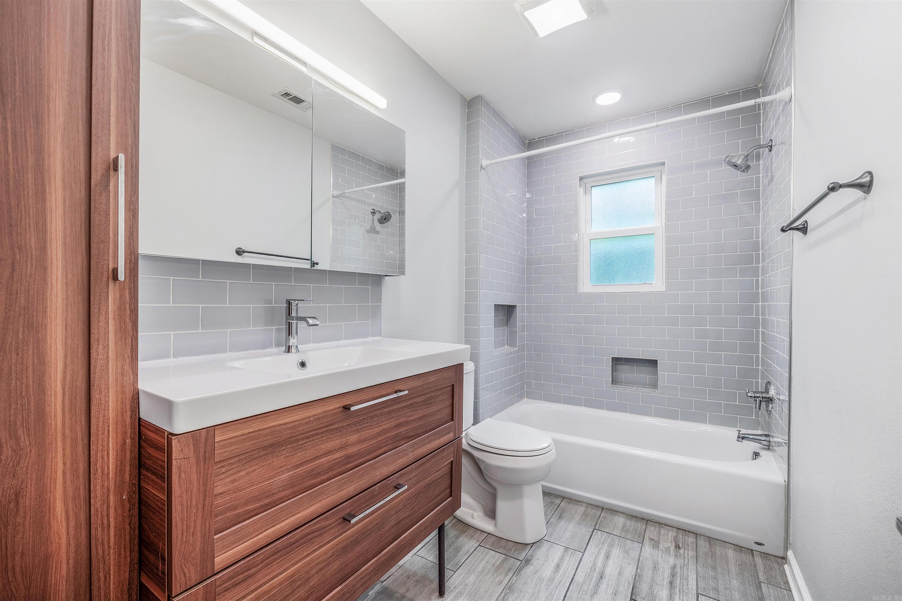 WHISPERING HILLS - Residential