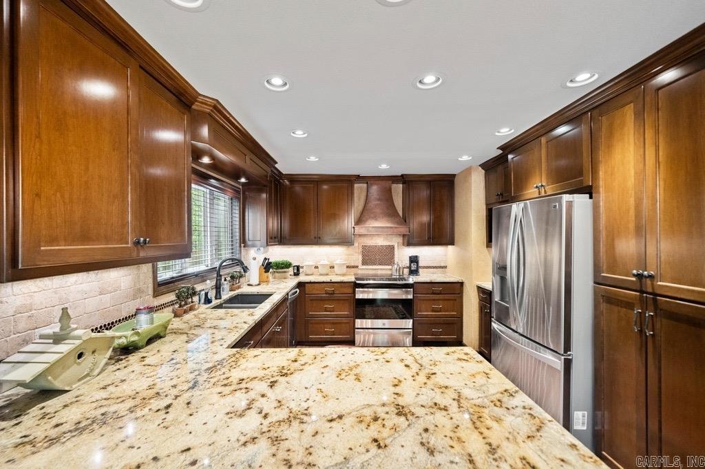 SILVER POINT CONDOS - Residential