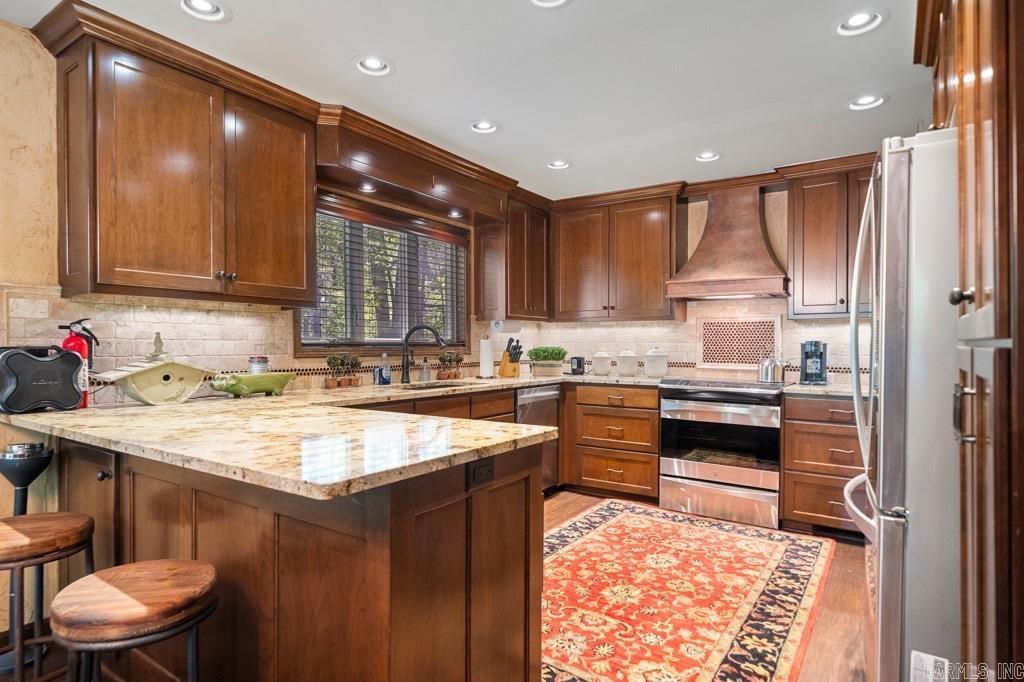 SILVER POINT CONDOS - Residential