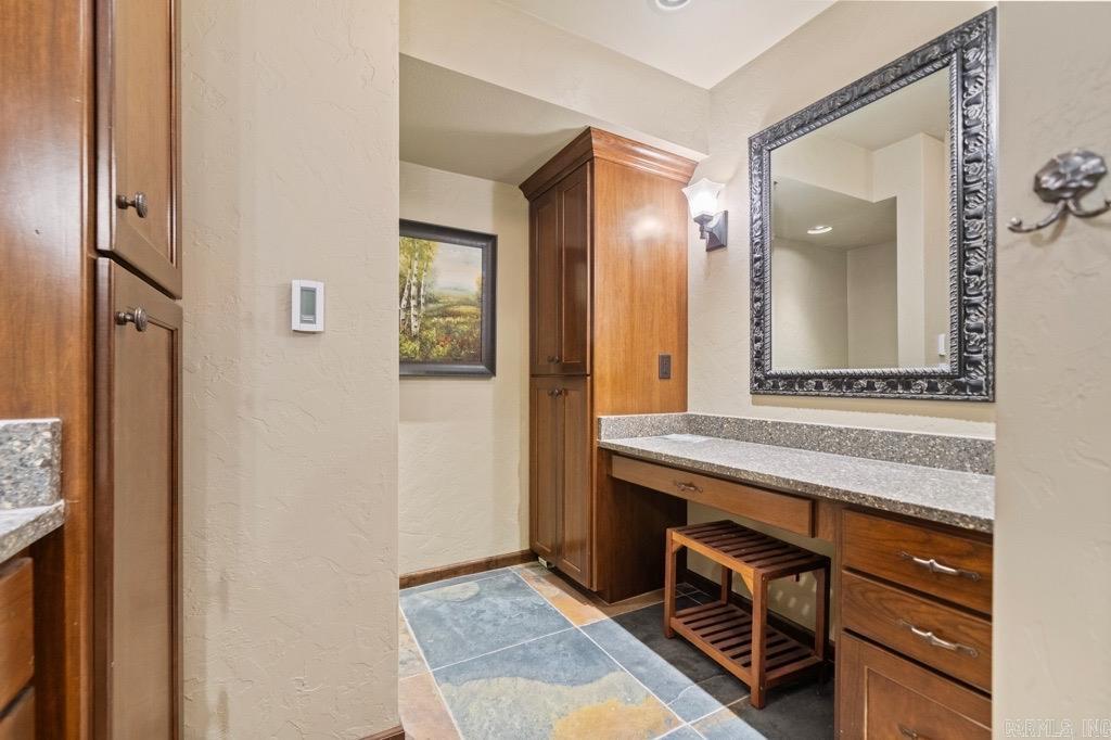 SILVER POINT CONDOS - Residential