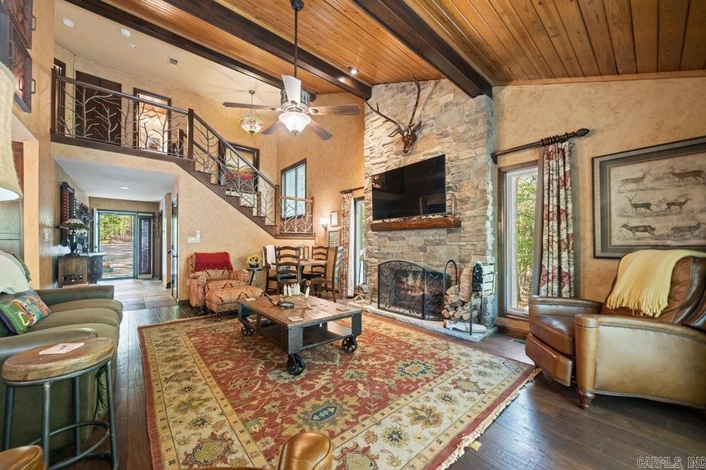 SILVER POINT CONDOS - Residential