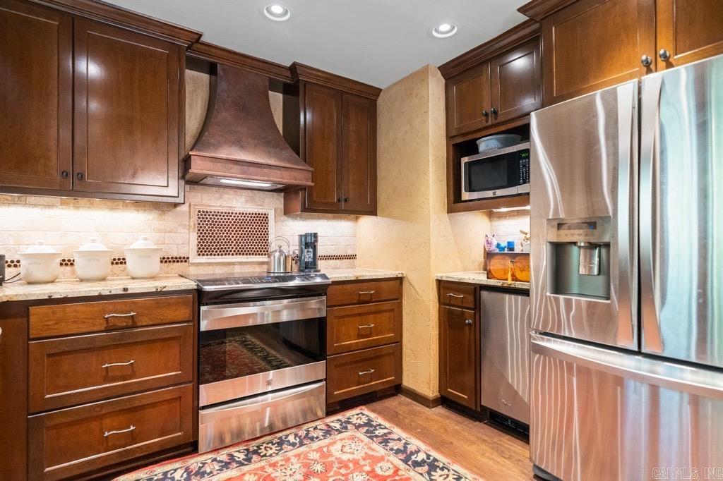 SILVER POINT CONDOS - Residential