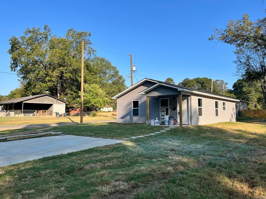 Discover modern living at its finest on Clinton Street in Arkadelphia! Exciting new construction home with 2 beds/2 baths, sleek design, and premium finish. A perfect blend of comfort and style. Don't miss the chance to call this stunning place home!
