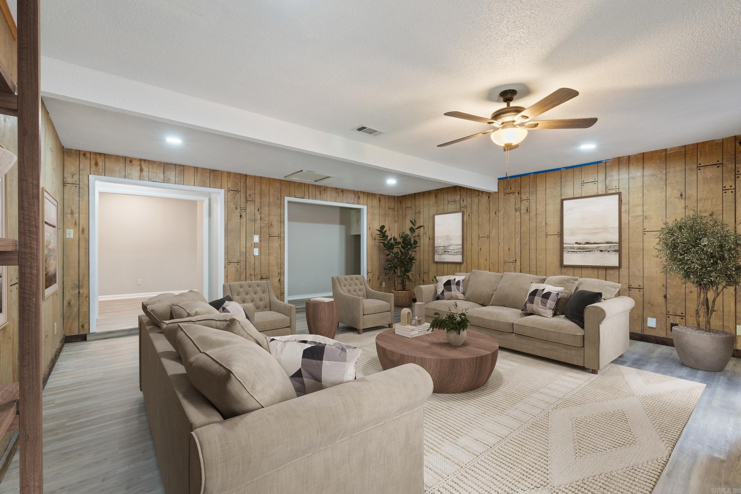 ROYAL MANOR - Residential