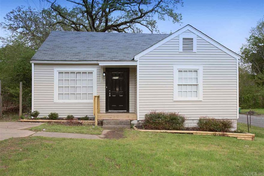 Cute 2bd/1ba home in a good location ! Newly renovated through out ! Brand new kitchen and appliances .