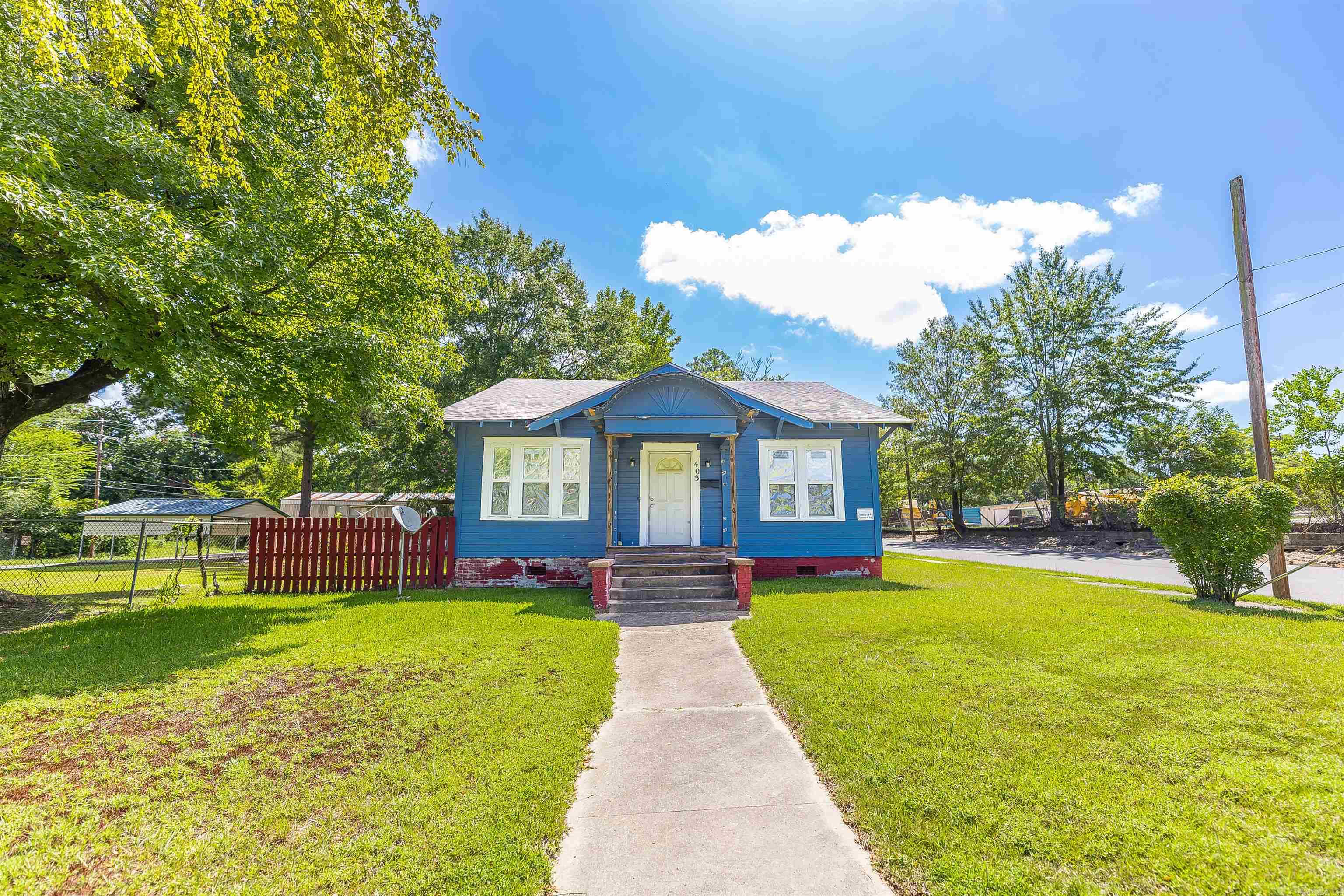 403 S. Smith ā Investment Opportunity or Affordable Fixer! This 3-bedroom, 1-bath home offers a solid foundation with key updates already in place, including a new roof (2025) and updated windows (2019). Whether youāre looking to invest or personalize a home, this property is full of potential. Being sold as-is, cash or conventional financing only. Great opportunity to add value with some finishing touches!
