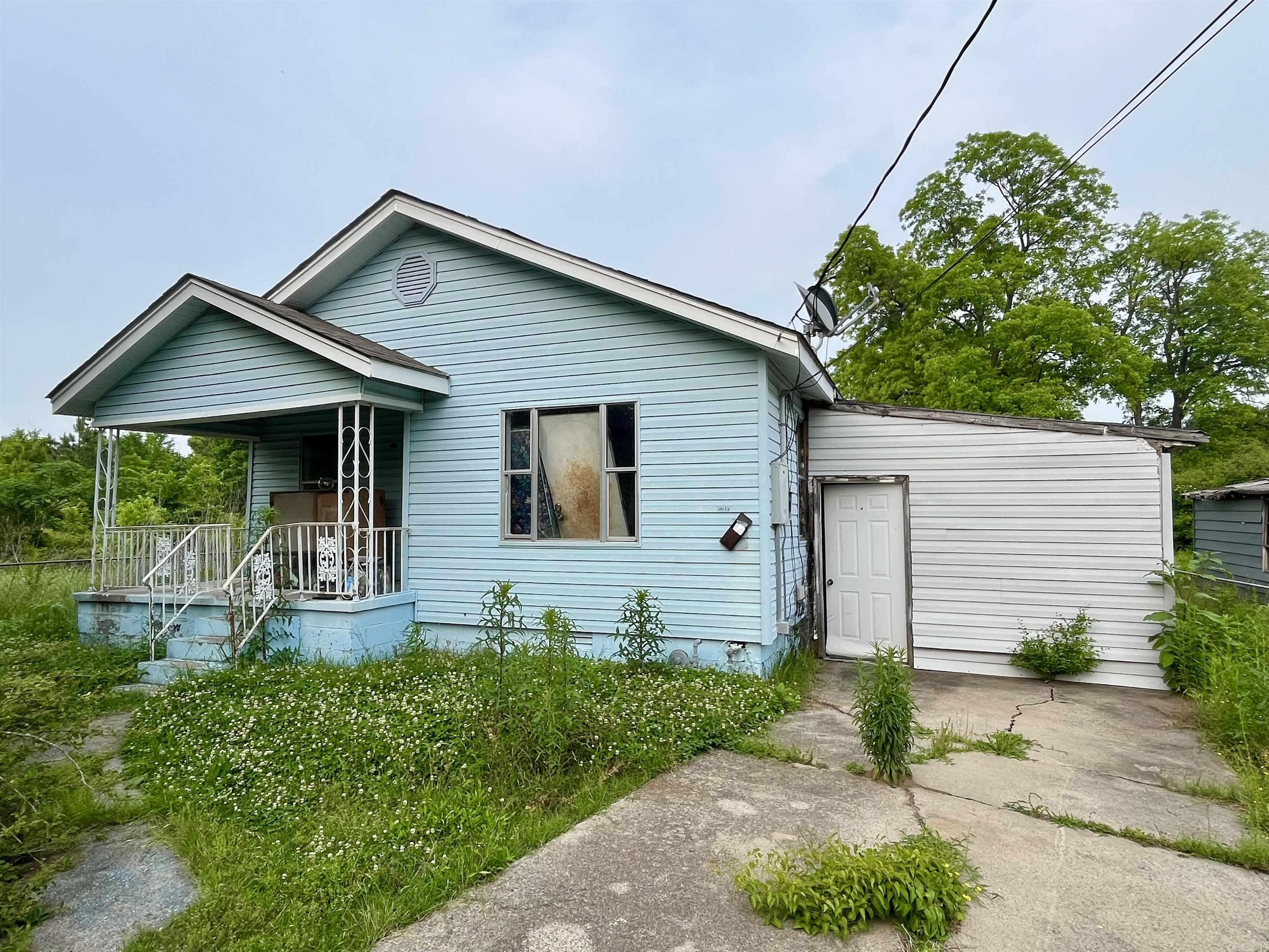 Calling all investors ready for their next flip. This centrally located fixer upper has great bones and ready for your personal touch. Just minutes away from the airport, as well as the interstate and nearby amenities, enjoy the short drive to downtown Little Rock as well. This property is ready for your next vision! Schedule a tour today. Agents see remarks!