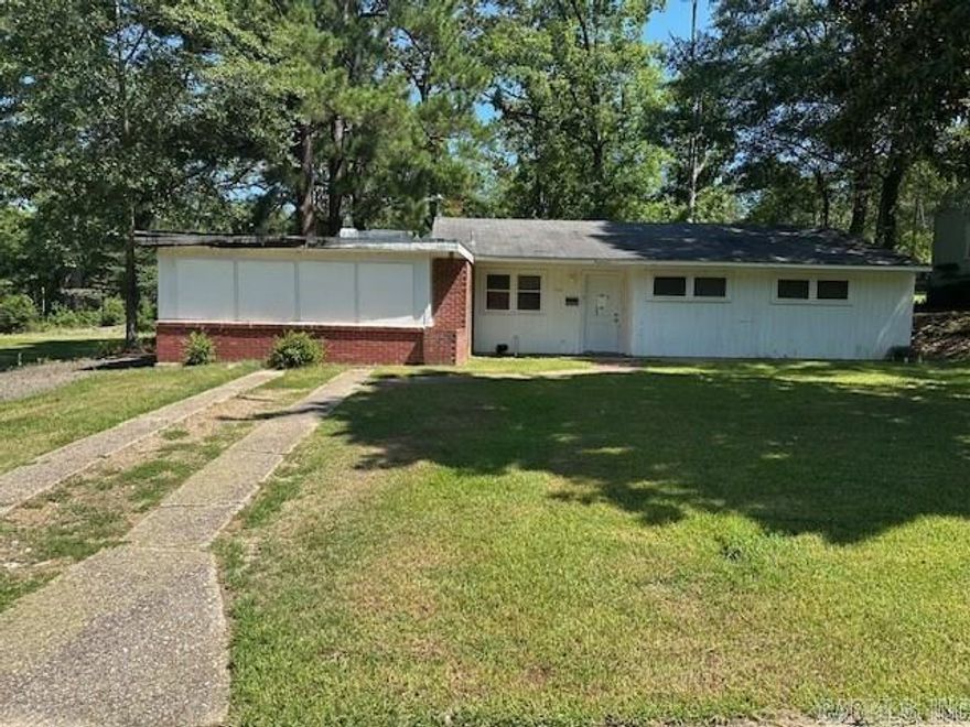 El Dorado: Cute home with lots of room and potential.