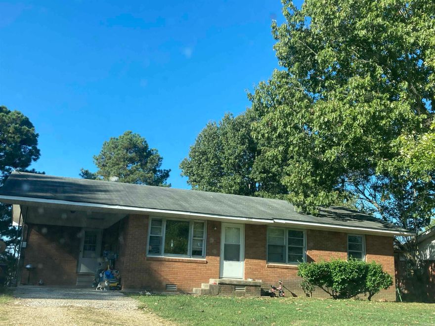 Charming 3 bedroom, 1 bath home with plenty of character. Perfect for first time homebuyers or if you are looking to downsize. Schedule your viewing today! Call the office at 870-598-3869 or call Ashlie Richardson at 870-573-9266