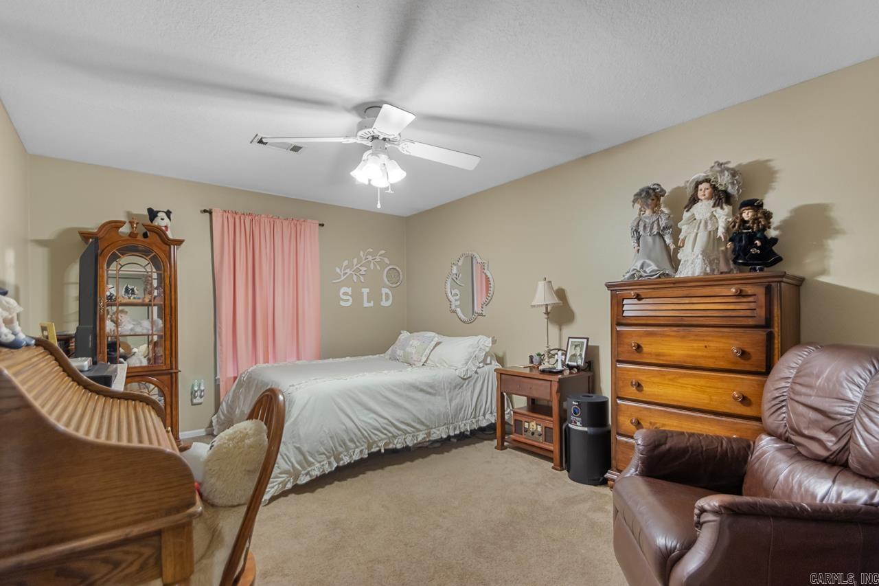 COUNTRY OAKS - Residential