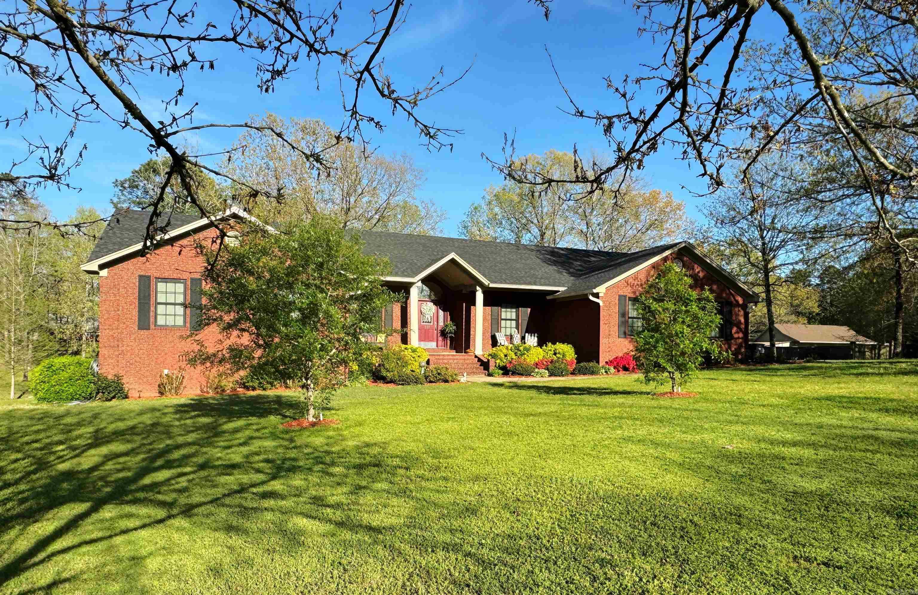 COUNTRY OAKS - Residential