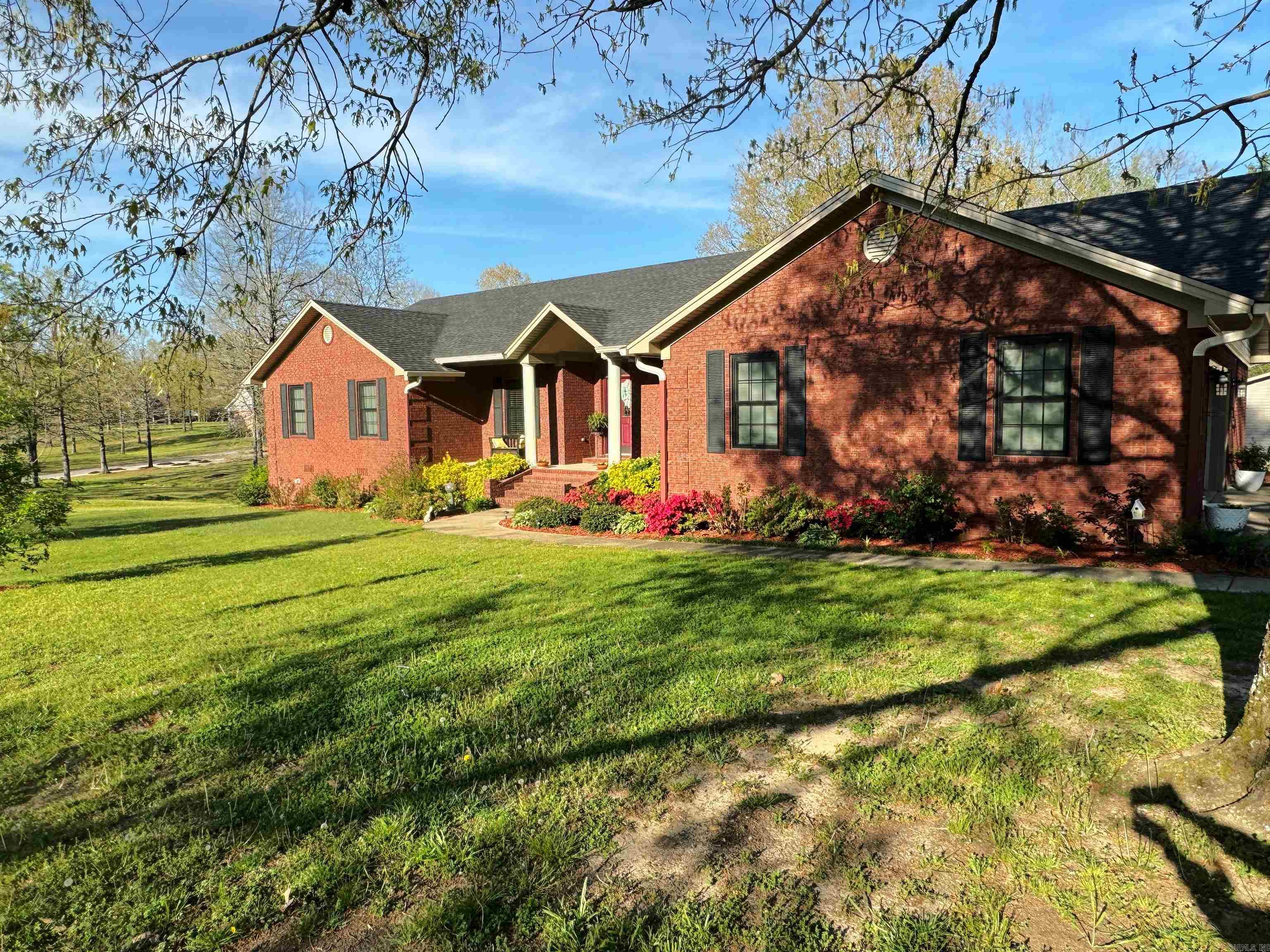 COUNTRY OAKS - Residential