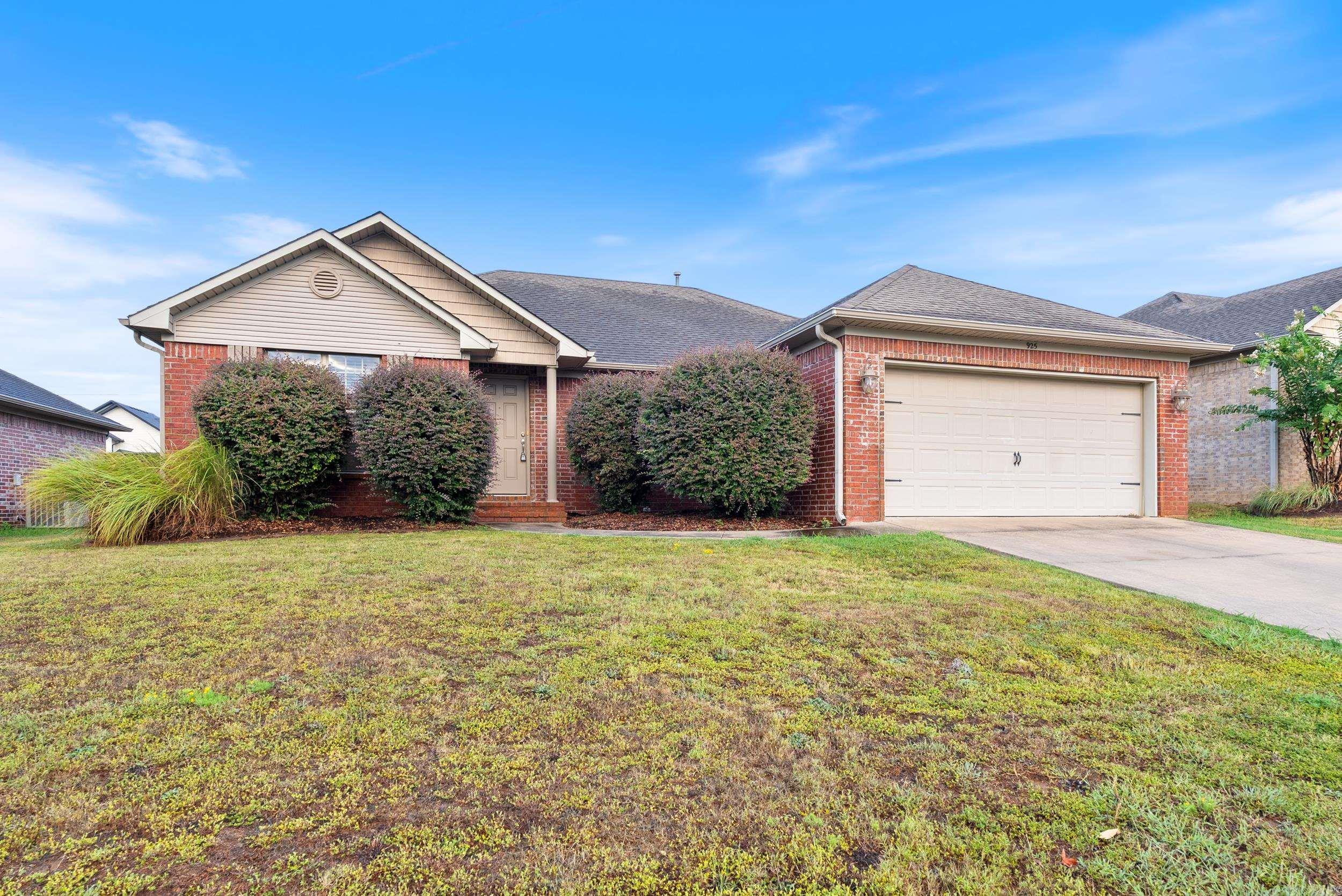 3 bed, 2 bath home in a prime Conway location! Just minutes from colleges, shopping, dining, and Dave Ward Drive. Perfect for convenience and comfort!