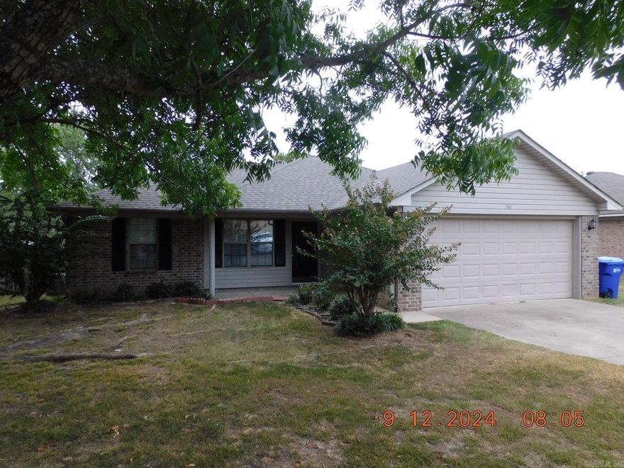 Well maintained 3-bedroom home, split bedroom plan, laminate flooring throughout, 2-inch blinds throughout, freshly painted interior in 2024, all stainless appliances including refrigerator, separate laundry room with hook-ups, 2-car garage, fully fenced yard with deck, gas & electric, Available now! Small pet negotiable with a non-refundable pet fee. ***BEWARE OF SCAMS! WE DO NOT POST ANY LISTINGS ON FACEBOOK MARKETPLACE OR CRAIGSLIST. ANY LISTING SEEN THERE IS A SCAM.***