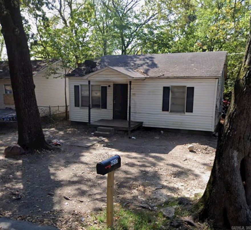 INVESTMENT OPPORTUNITY!! Great portfolio add or flip... Property is Tenant Occupied; Lease is MONTH TO MONTH, $750.00 MONTHLY, 24 HR NOTICE TO SHOW... SOLD AS-IS Part of a package, could be purchased in individually or all together. ****AGENTS SEE REMARKS**** See MLS#