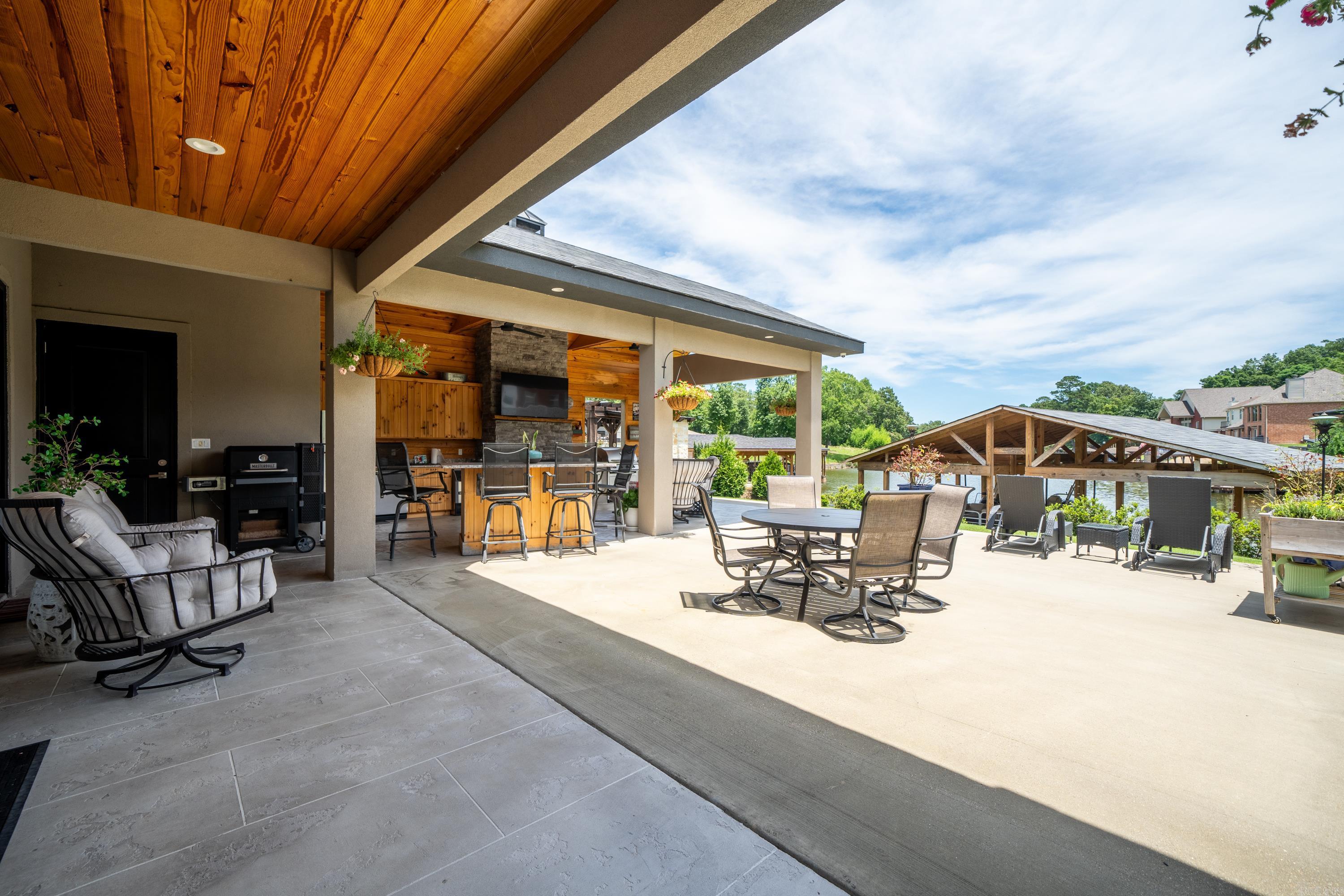 HUNTERS COVE - Residential