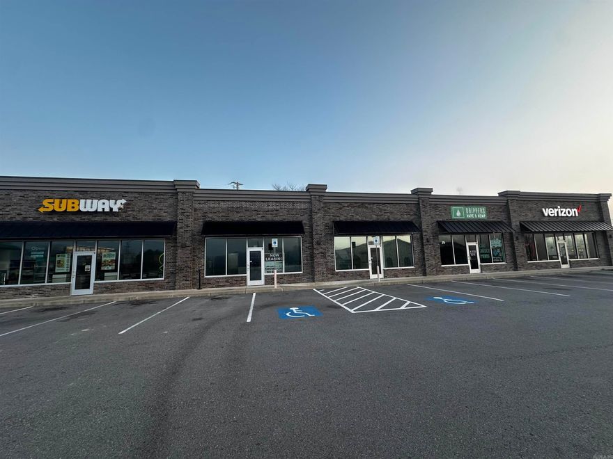 Prime commercial suite in Benton offering 1,427± SF with excellent visibility along Highway 35 North and quick access to Interstate 30. The space is located in a high traffic corridor surrounded by established businesses, retail, and restaurants, making it ideal for a variety of commercial uses with strong exposure and convenient accessibility.