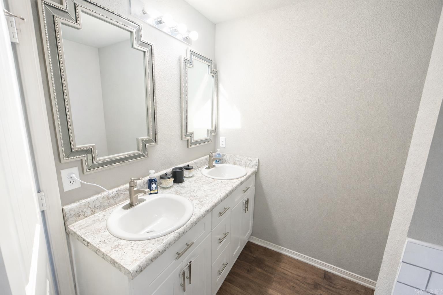 BENJAMIN GROVE - Residential