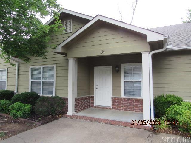Well maintained 3-bedroom unit located in the highly sought after Stonegate! This unit is all electric and offers all kitchen appliances including refrigerator, washer & dryer, 2-inch blinds throughout, 9-foot ceilings, covered rear patio, recently painted interior walls & trim, stained concrete floors throughout, and more!***PLEASE NOTE WE DO NOT ADVERTISE ON CRAIGSLIST OR FACEBOOK MARKETPLACE. ANY LISTING OF OURS SEEN IS A SCAM!!!***