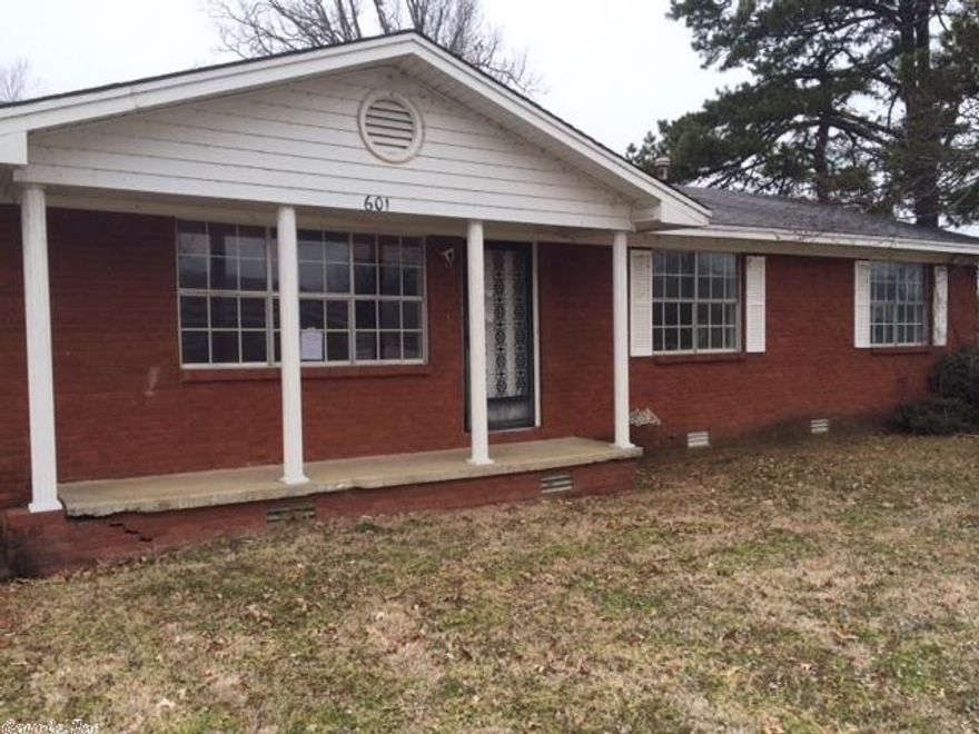 3 bedroom, 2 bath home located in Lake City. Nice open living room. Kitchen is spacious with plenty of cabinetry, and a dining area. The Master Suite is large, and has its own Master Bath with standing up shower. This home would make a perfect starter home or investment property. Call today for more information or to schedule a showing. To be sold "AS- IS"