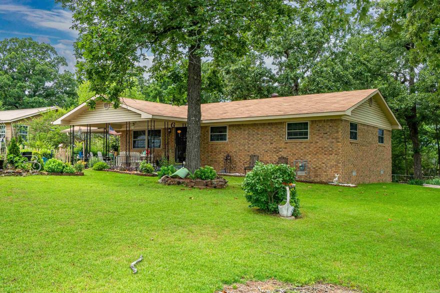 This adorable 3 bedroom 1.5 bath home is ready for you to call it "home sweet home" conveniently located just minutes from Lake Hamilton Schools. This home offers ample front and backyard space- fenced and storage shed. This would be perfect for 1st time buyers or investors.