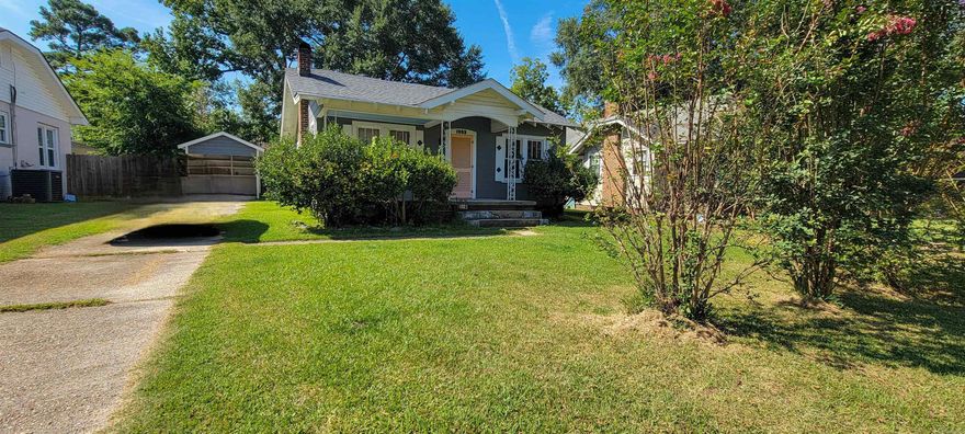 Great investment opportunity whether you are wanting to start your investment portfolio, or an established property investor. This 3 bedroom, 2 bath property is centrally located and close to downtown El Dorado.