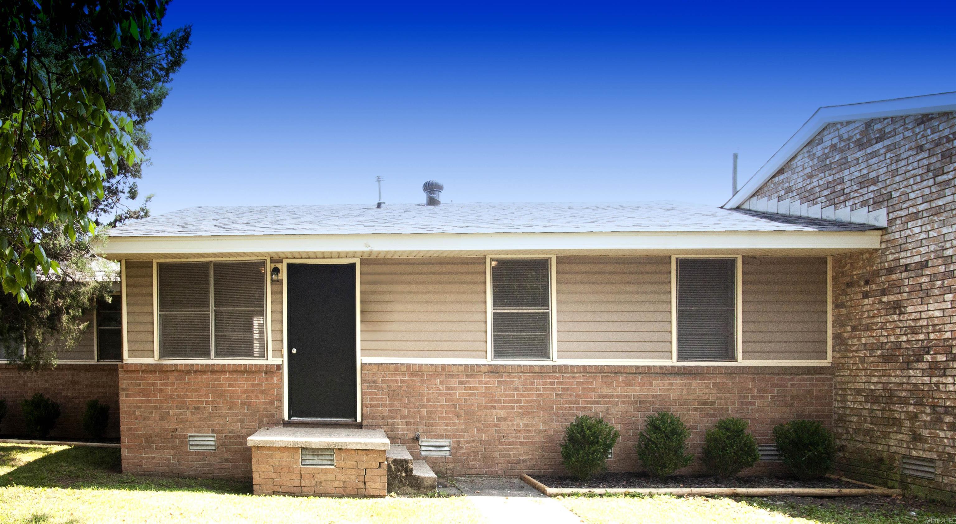 Super cute 3BD/1BA row house in North Little Rock that is waiting for you to call home. Granite countertops in kitchen. Luxury Vinyl flooring in living spaces and carpet in bedrooms. Backyard area perfect for anyone with kids or pets. This property is managed by Hoffman Team so beware of scammers - we will never ask you to Cashapp us money. The lease for this property is for 18 months to 2 years with a 3% increase after the first year. Income must be 3x the amount of rent per month unless you have a housing voucher. Deposit, first monthās rent, and the $50 administration fee due before move in.