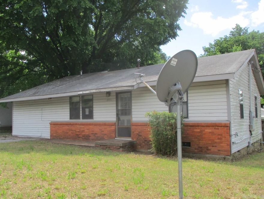 Don't miss out on this cute 2 bedroom, 2 bath with kitchen/dining combo, nice size living room, laundry, and covered deck on corner lot.   **Agents please READ agent/confidential remarks section for additional information, showing and offer instructions**