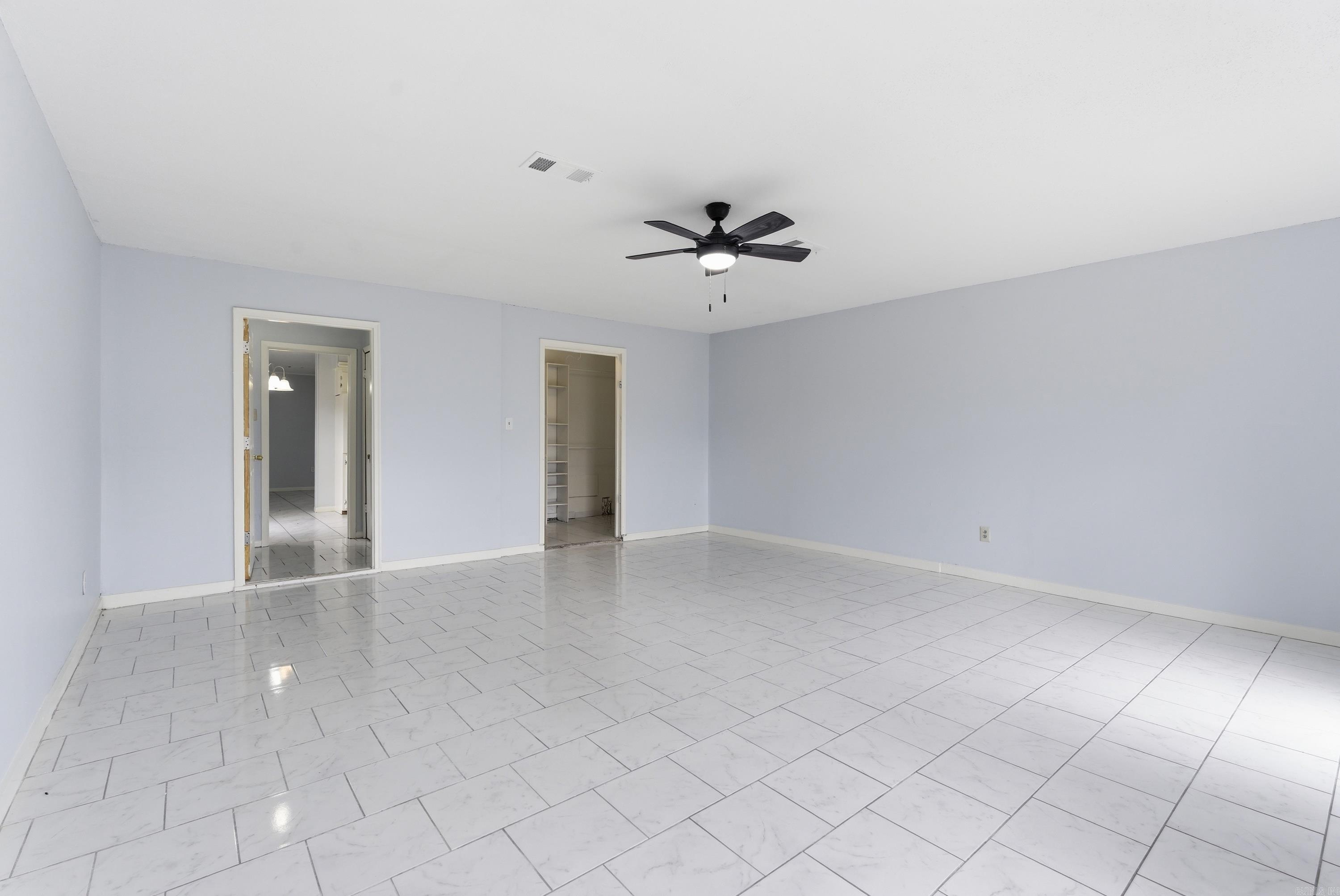 COUNTRY CLUB MANOR - Residential