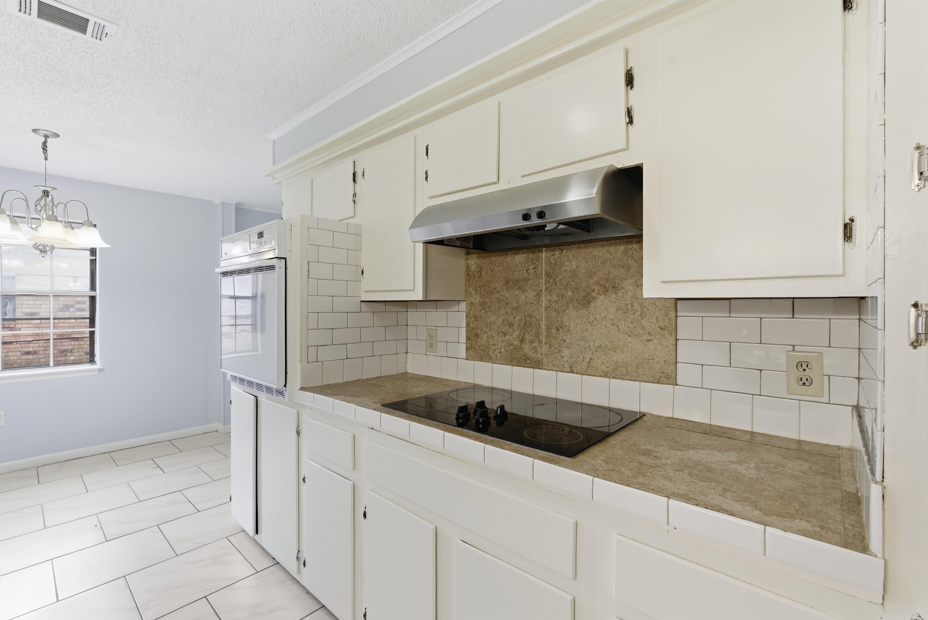 COUNTRY CLUB MANOR - Residential