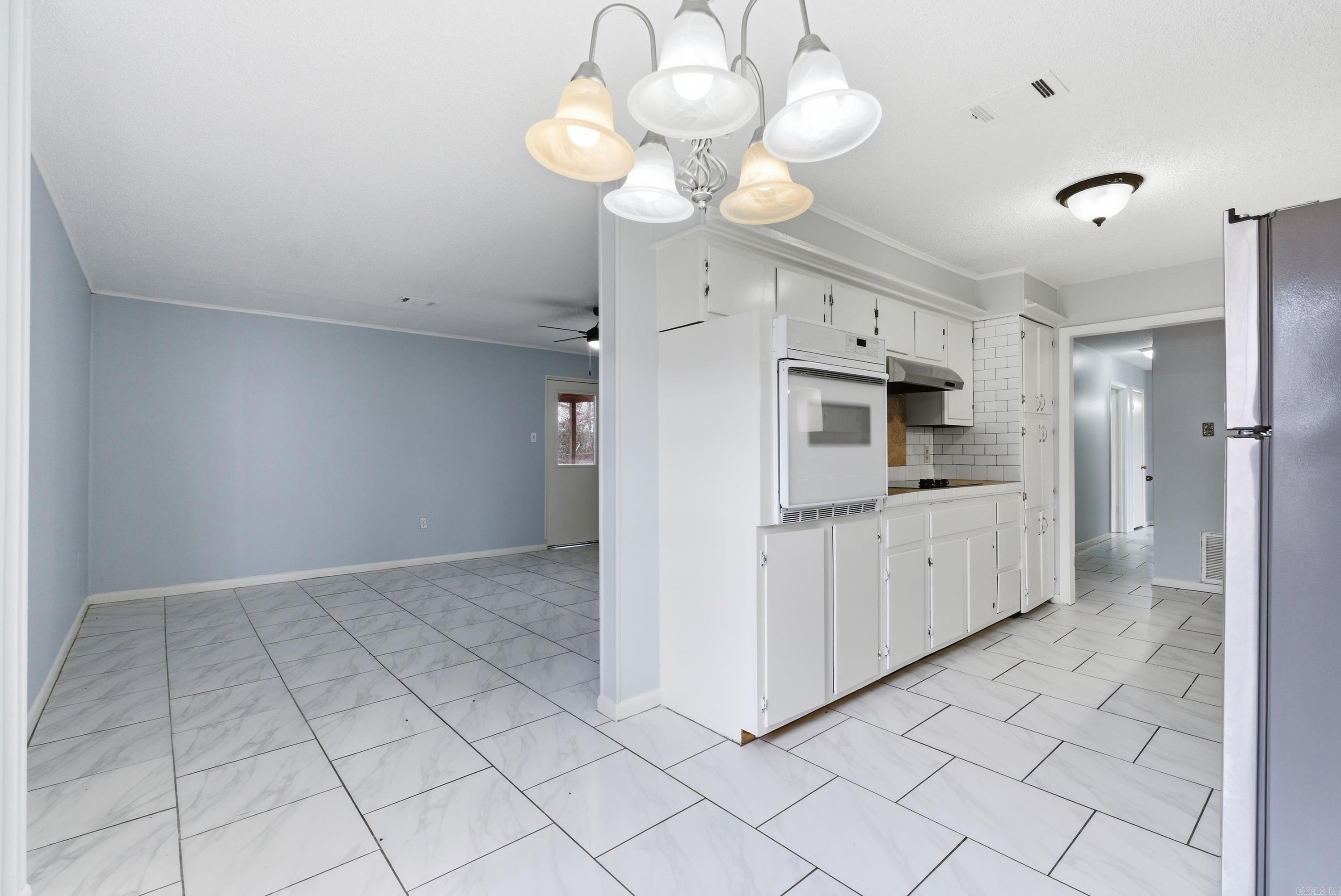 COUNTRY CLUB MANOR - Residential