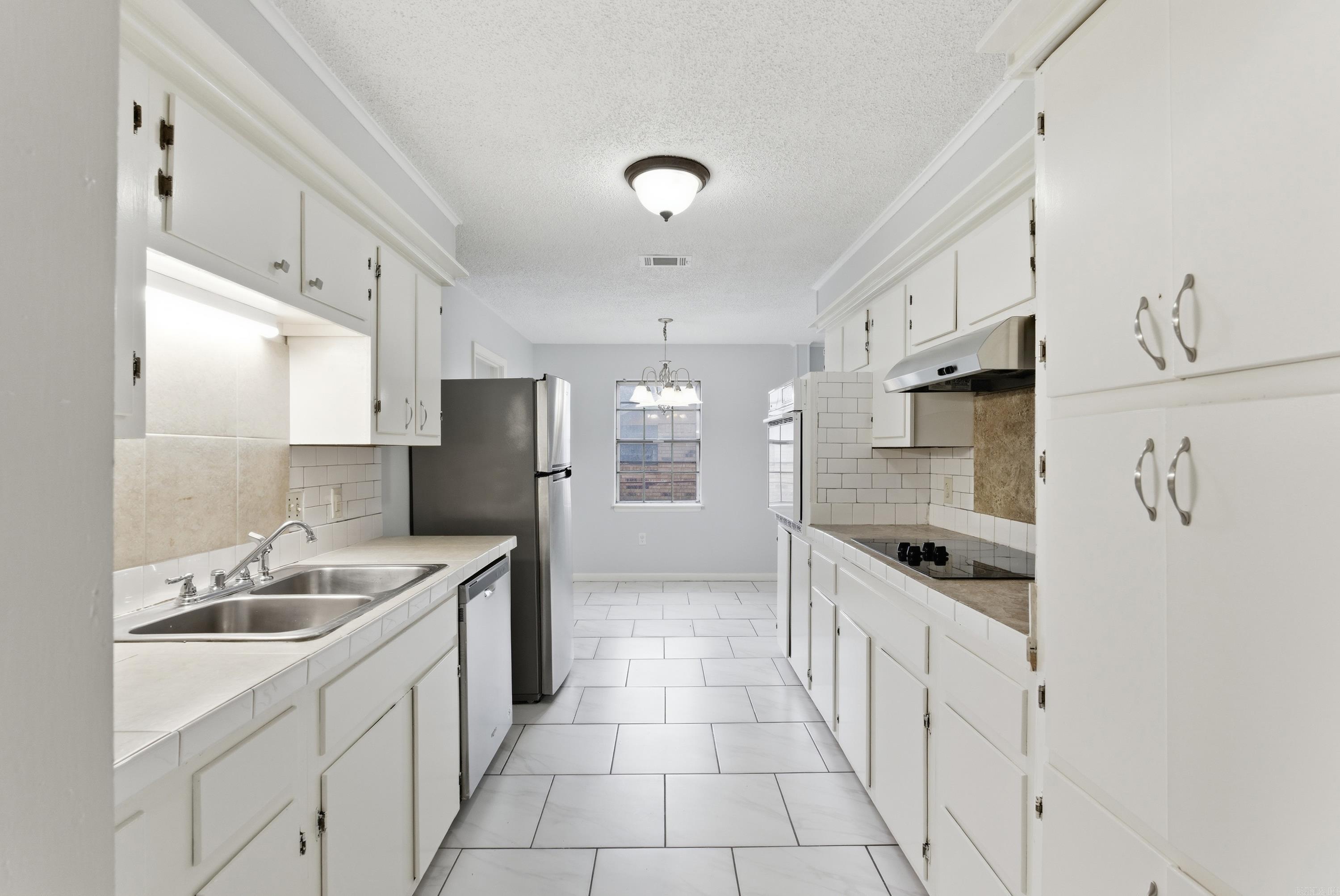 COUNTRY CLUB MANOR - Residential