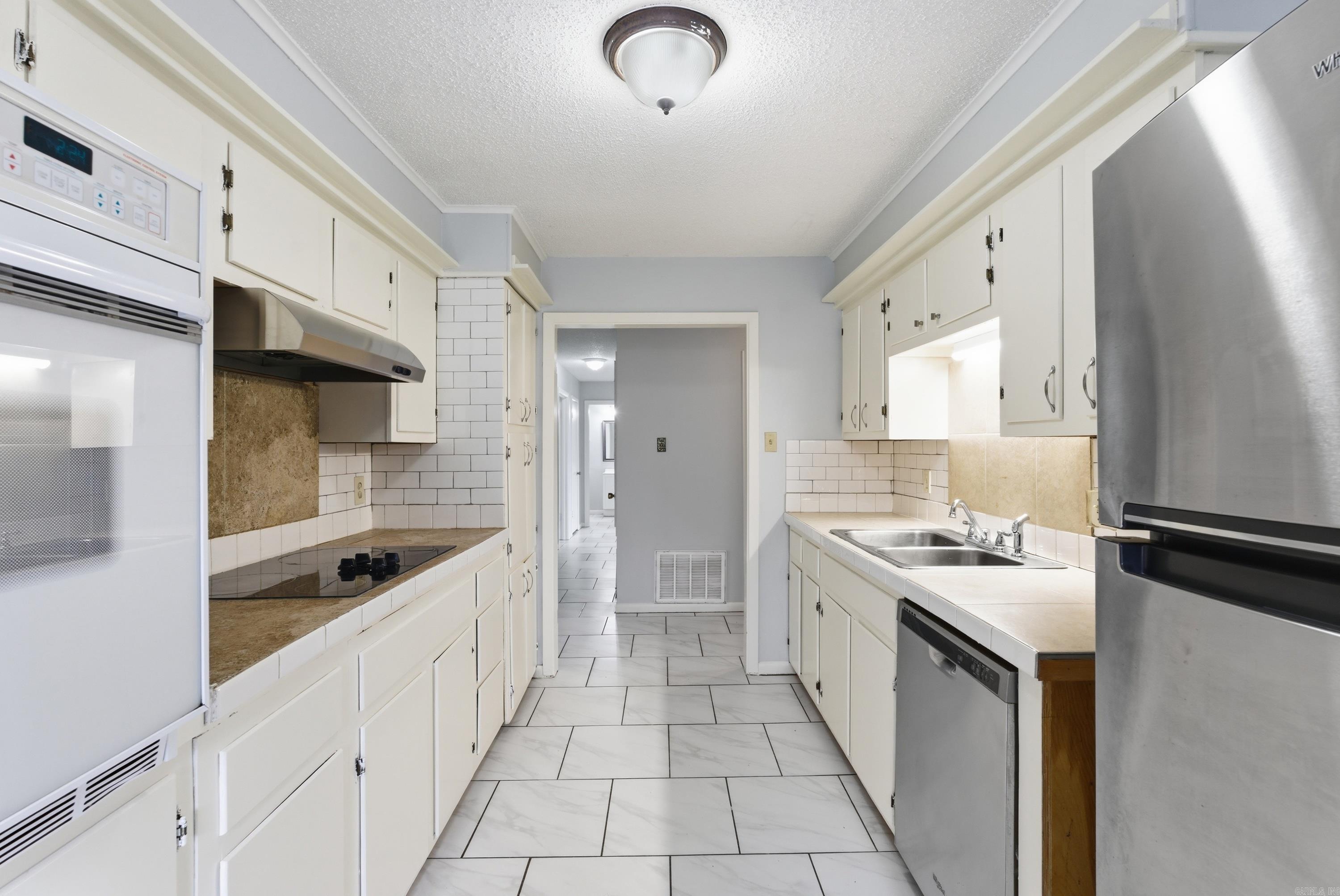 COUNTRY CLUB MANOR - Residential