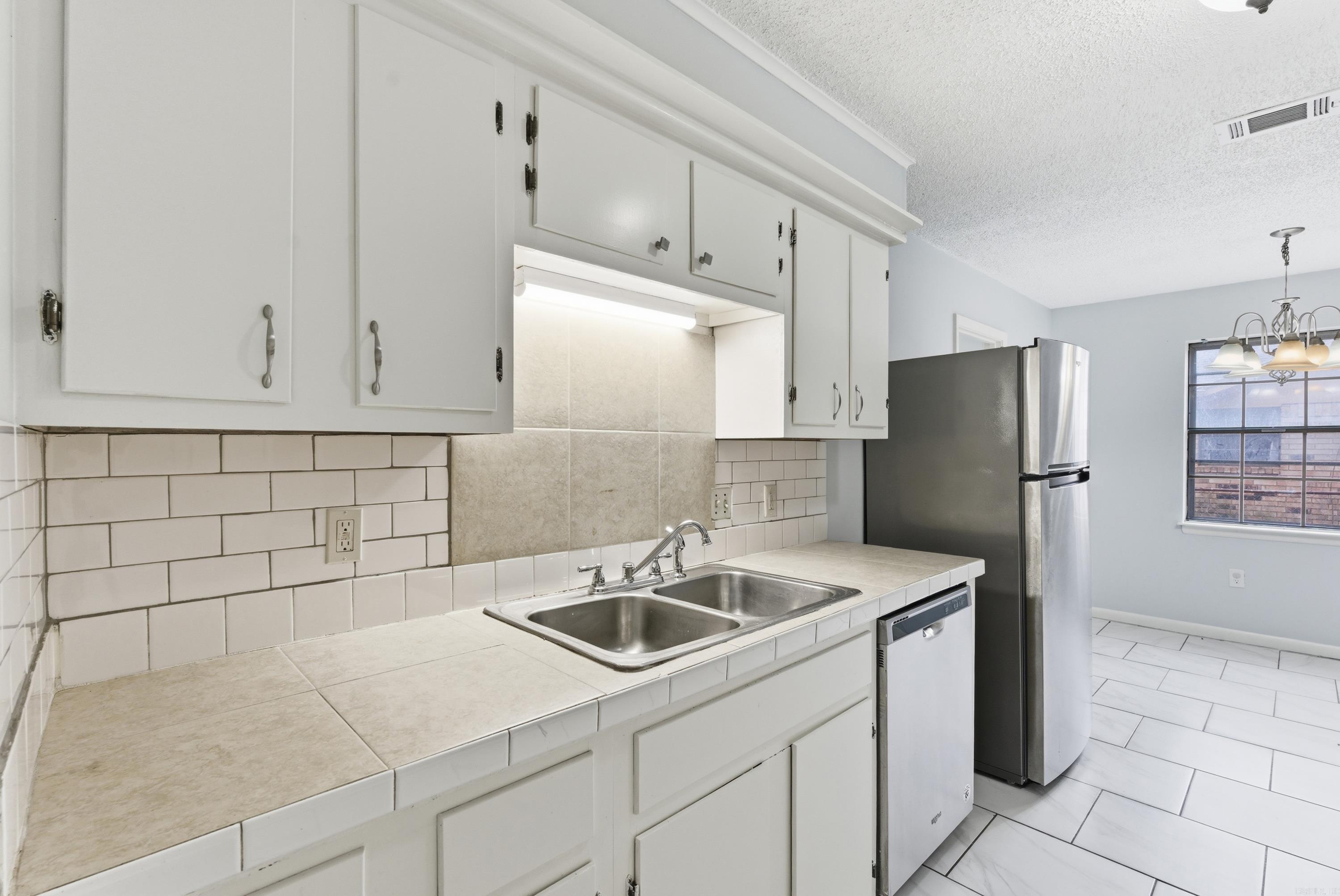 COUNTRY CLUB MANOR - Residential