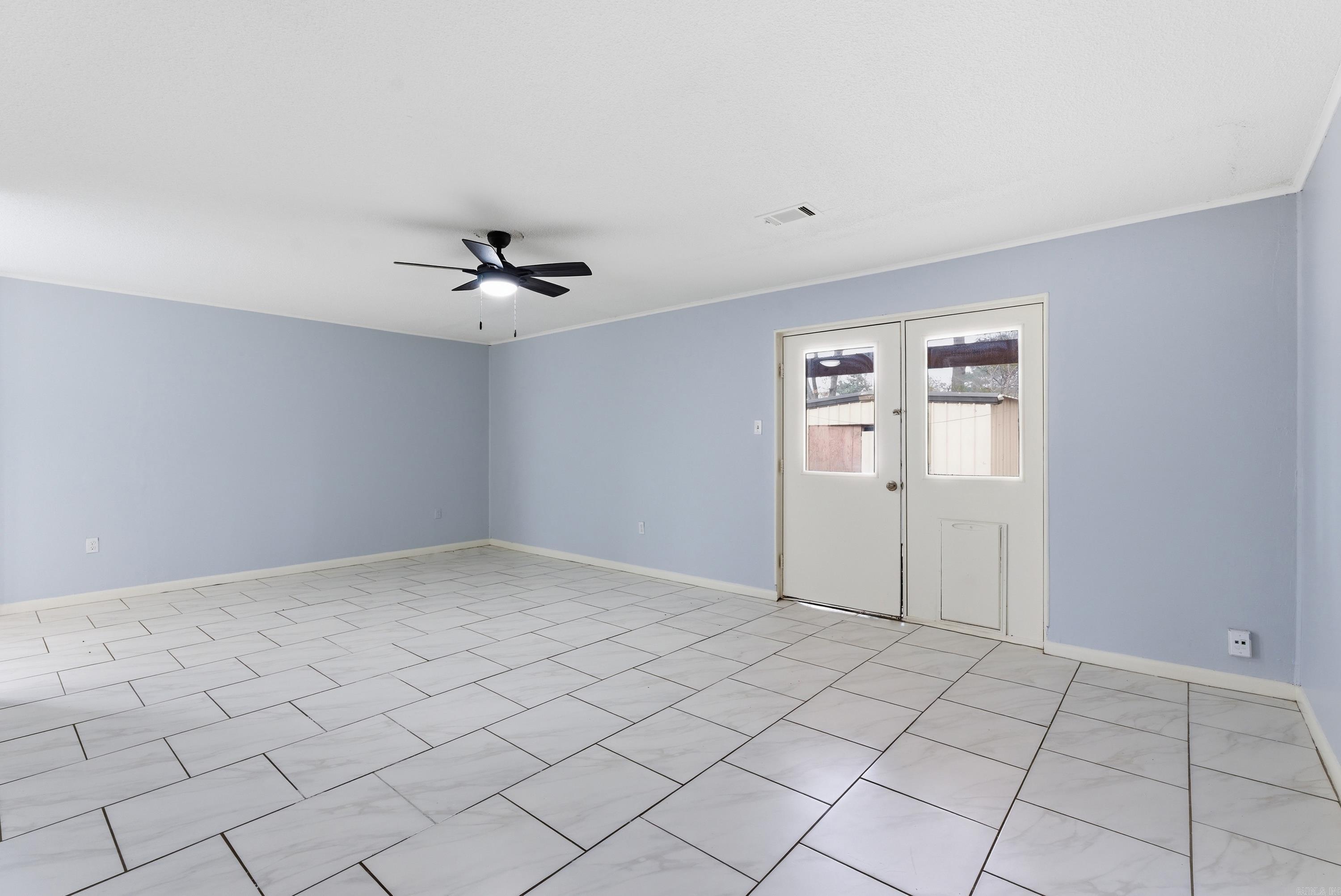 COUNTRY CLUB MANOR - Residential